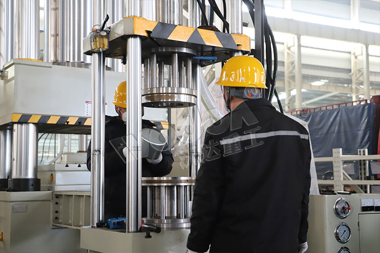 汽車(che)濾清(qing)器外(wai)殼拉(la)伸