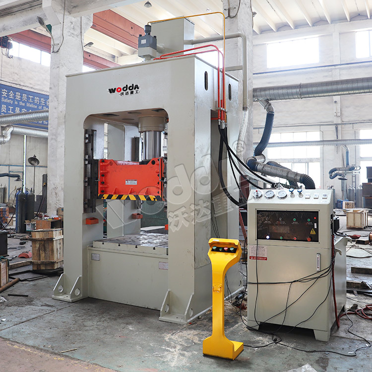 200噸框架(jia)式液壓(ya)機車間(jian)實拍