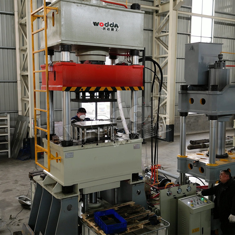 315噸(dun)不鏽(xiu)鋼蹲(dun)便器(qi)拉伸(shen)液壓(ya)機