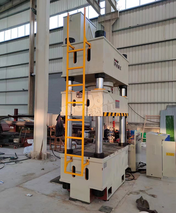 400噸不(bu)鏽鋼水(shui)箱液壓(ya)機