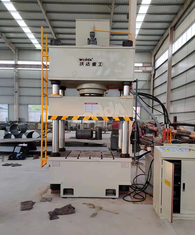 400噸不鏽(xiu)鋼水箱(xiang)拉伸液(ye)壓機