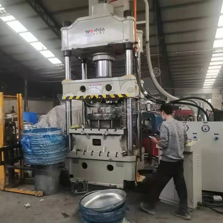 315噸汽(qi)車水(shui)箱拉(la)伸液(ye)壓機(ji) 315噸汽(qi)車水(shui)箱拉(la)伸液(ye)壓機(ji)