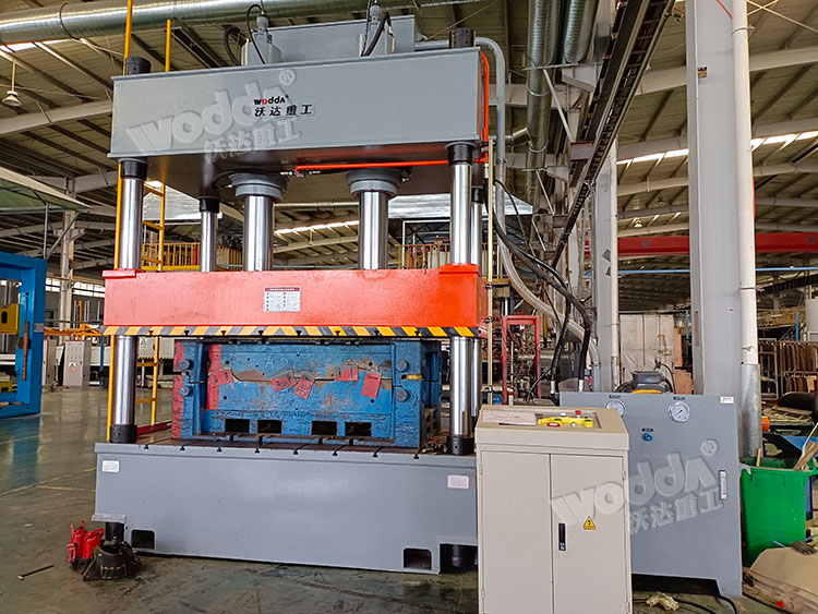 315噸汽(qi)車内飾熱(re)壓成型液(ye)壓機