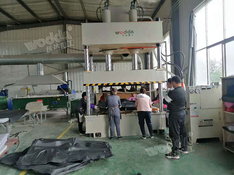 200噸(dun)汽車内飾(shi)件熱壓成(cheng)型液壓機(ji)