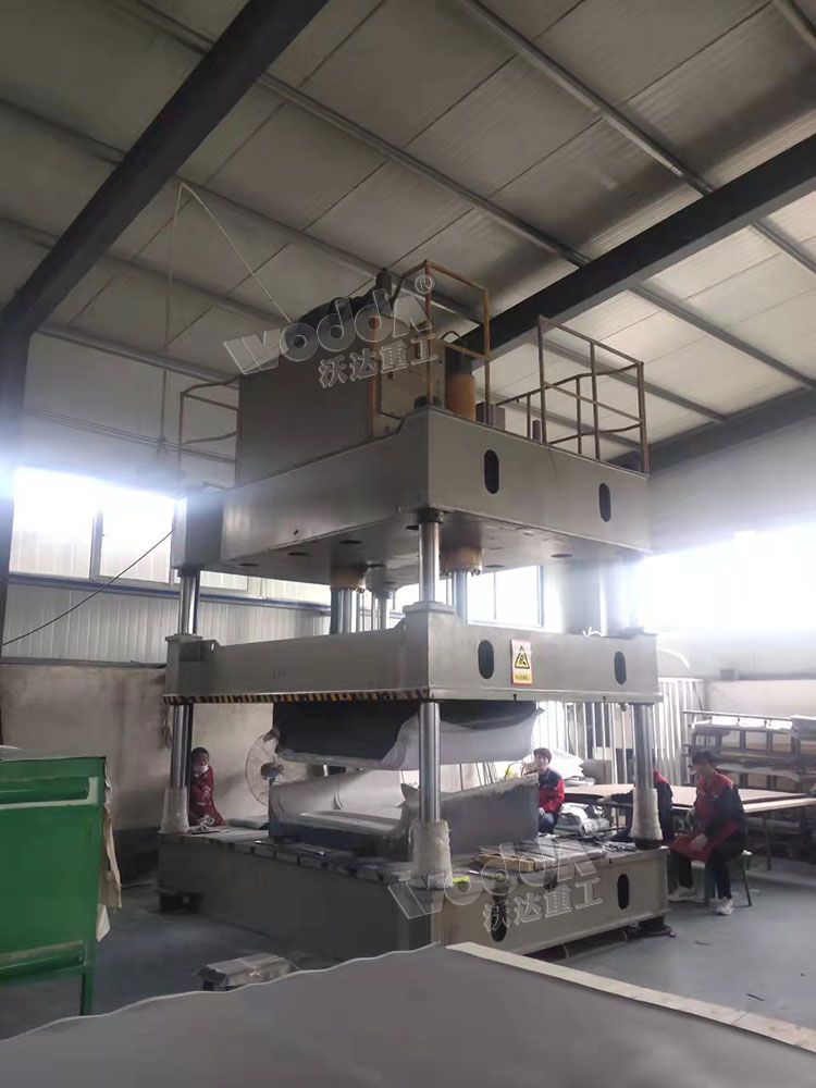 100噸汽(qi)車頂棚内(nei)飾件模壓(ya)機