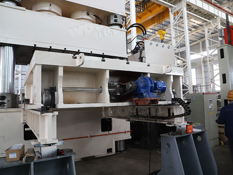 3000噸(dun)三梁(liang)四柱(zhu)壓力(li)機 (3)