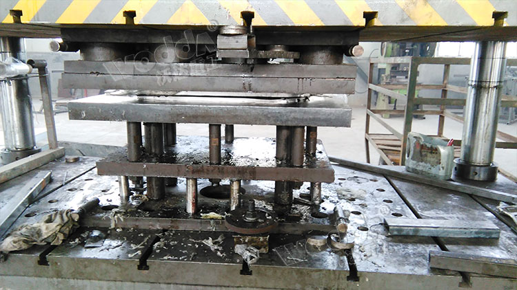 不鏽鋼(gang)水槽拉(la)伸液壓(ya)機加工(gong)現場