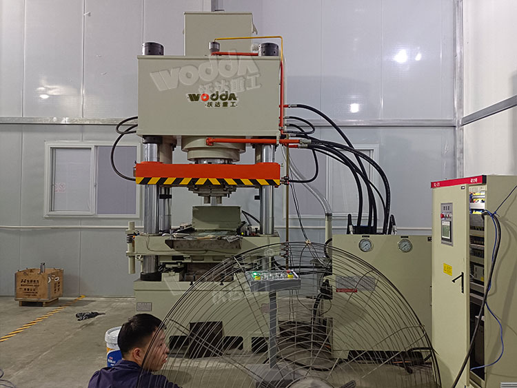 400噸(dun)碳化(hua)矽粉(fen)末成(cheng)型液(ye)壓機(ji)