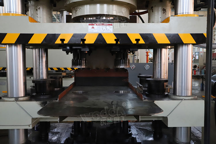 牛眼(yan)舔磚(zhuan)液壓(ya)機工(gong)作台(tai)