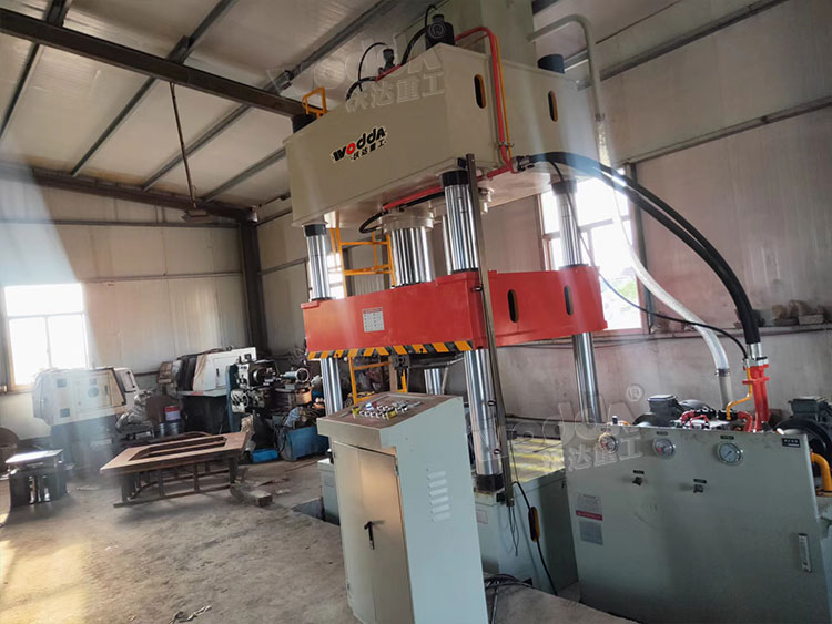 400噸金屬制(zhi)品成型液(ye)壓機