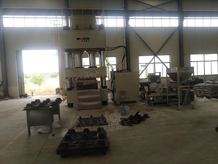 塑料托盤(pan)模壓成型(xing)液壓機客(ke)戶車間現(xian)場