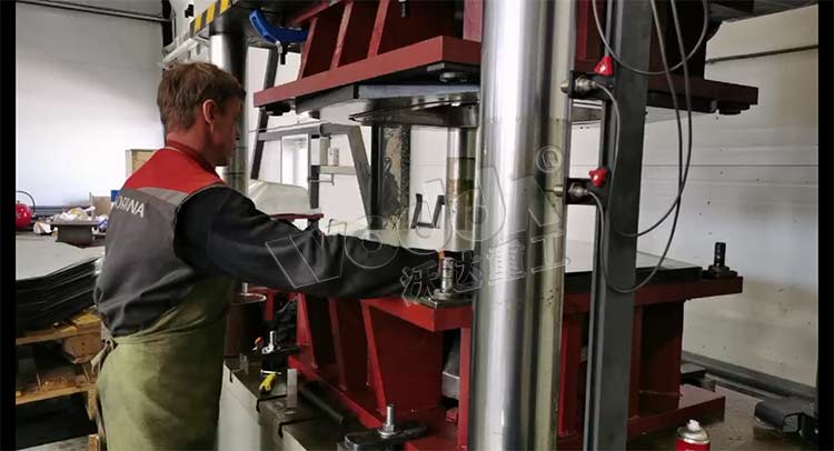 四(si)柱液壓(ya)機拉伸(shen)灰鬥車(che)成型