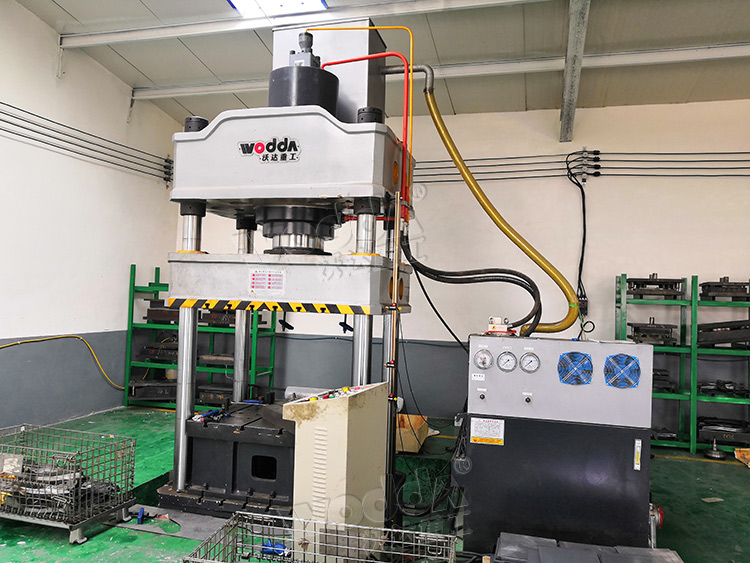 250噸金屬(shu)薄闆拉(la)伸機