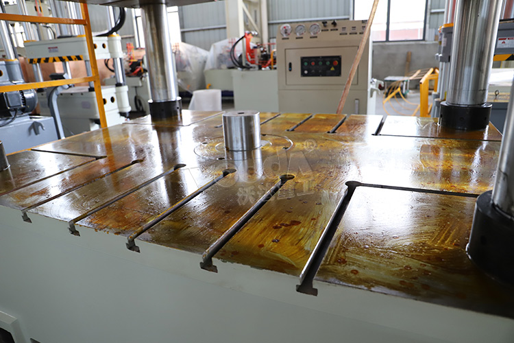 500噸(dun)液壓(ya)機帶(dai)頂出(chu)缸