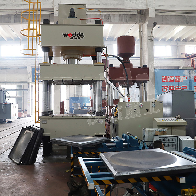 500噸不(bu)鏽鋼水箱(xiang)液壓機 500噸(dun)不鏽鋼水(shui)箱液壓機(ji)