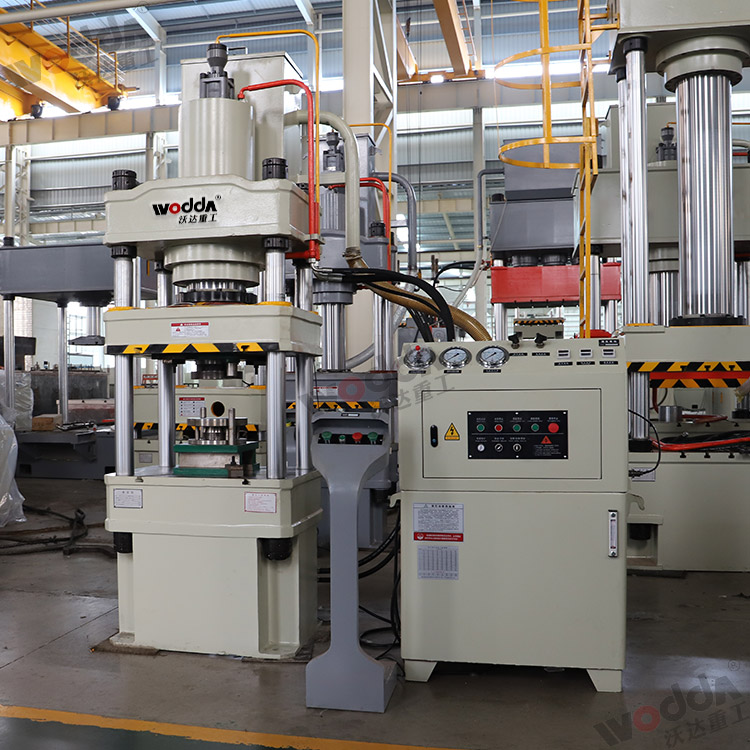 200噸下頂缸(gang)式拉伸液(ye)壓機