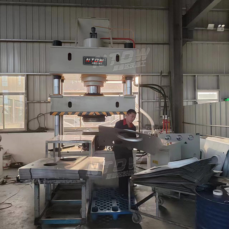 315噸燃(ran)氣罩(zhao)外殼(ke)拉伸(shen)四柱(zhu)液壓(ya)機