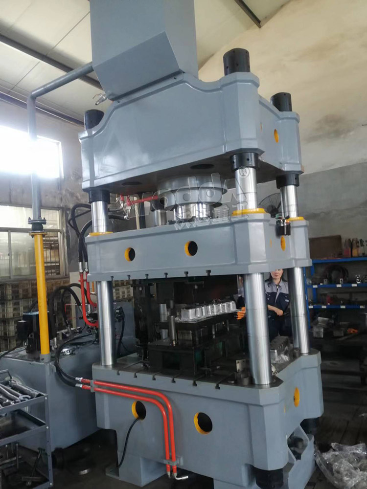 315噸(dun)四柱(zhu)液壓(ya)機拉(la)伸柴(chai)油機(ji)護蓋(gai)