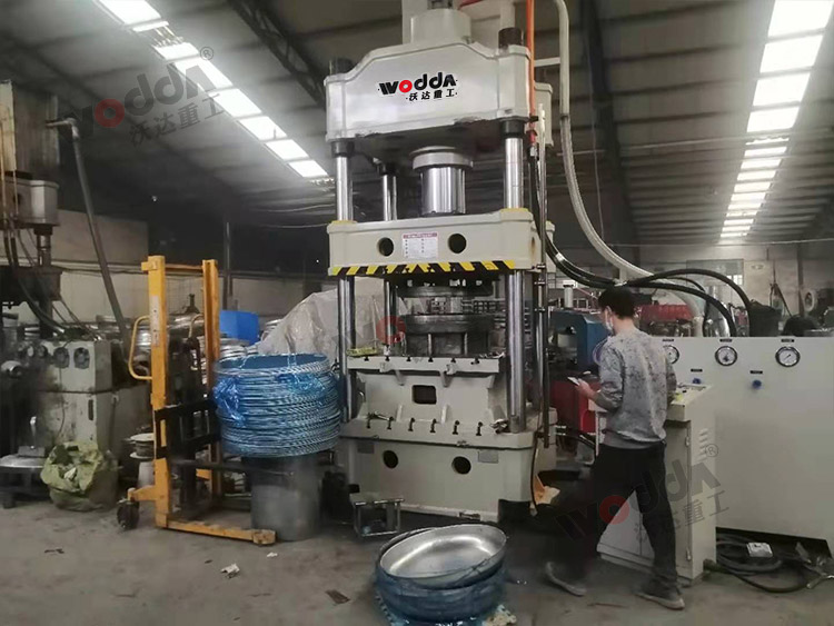 315噸汽車水(shui)箱拉伸液(ye)壓機（圖2）