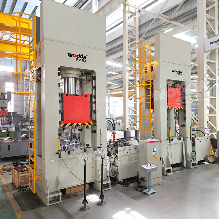 630噸(dun)框架式(shi)薄闆拉(la)伸液壓(ya)機帶夾(jia)模器