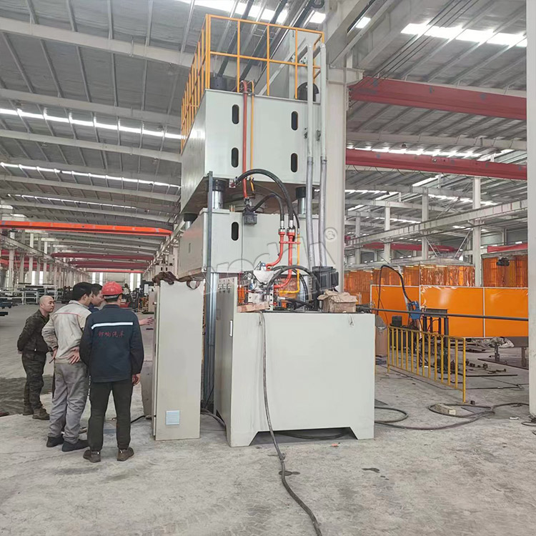 1000噸四(si)柱液壓(ya)機側面(mian)