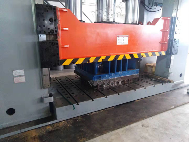 1000噸框架式(shi)液壓機工(gong)作台