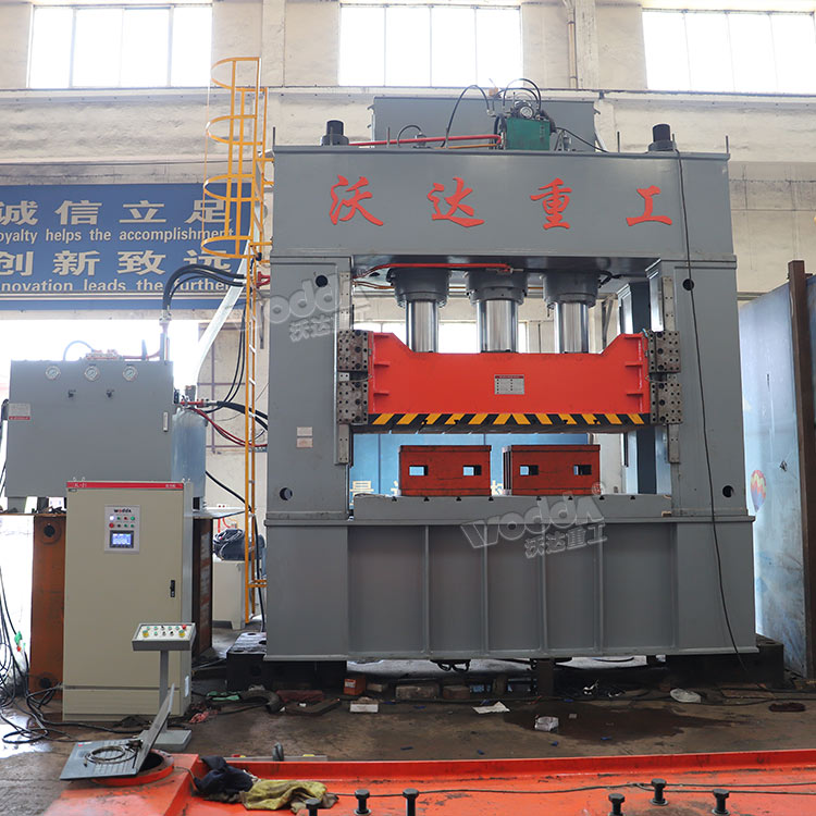 1000噸框(kuang)架式液壓(ya)機車間現(xian)貨