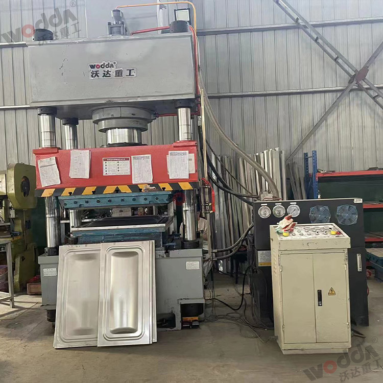 400噸(dun)巧克力(li)水箱闆(pan)成型液(ye)壓機