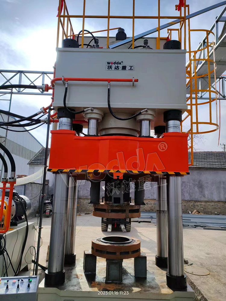 800噸封頭拉(la)伸液壓機(ji)客戶現場(chang)