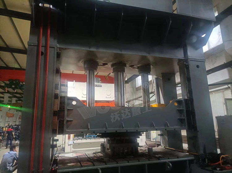 630噸帶液壓(ya)墊框架式(shi)液壓機