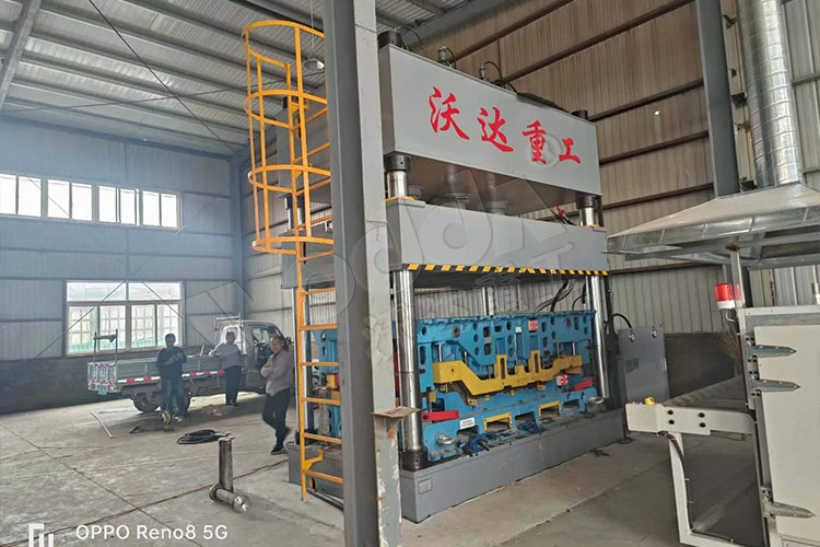 315噸汽(qi)車内飾(shi)件液壓(ya)機客戶(hu)現場