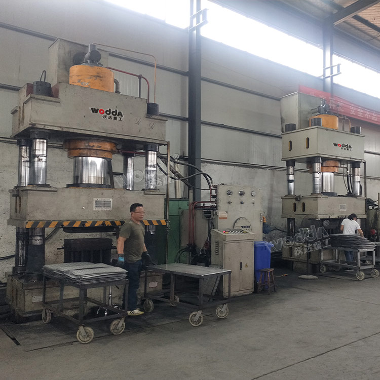 不鏽鋼地(di)溝蓋闆成(cheng)型液壓機(ji)客戶現場(chang)