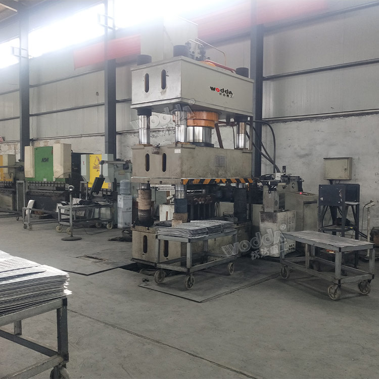 不鏽鋼地(di)溝蓋闆拉(la)伸液壓機(ji)