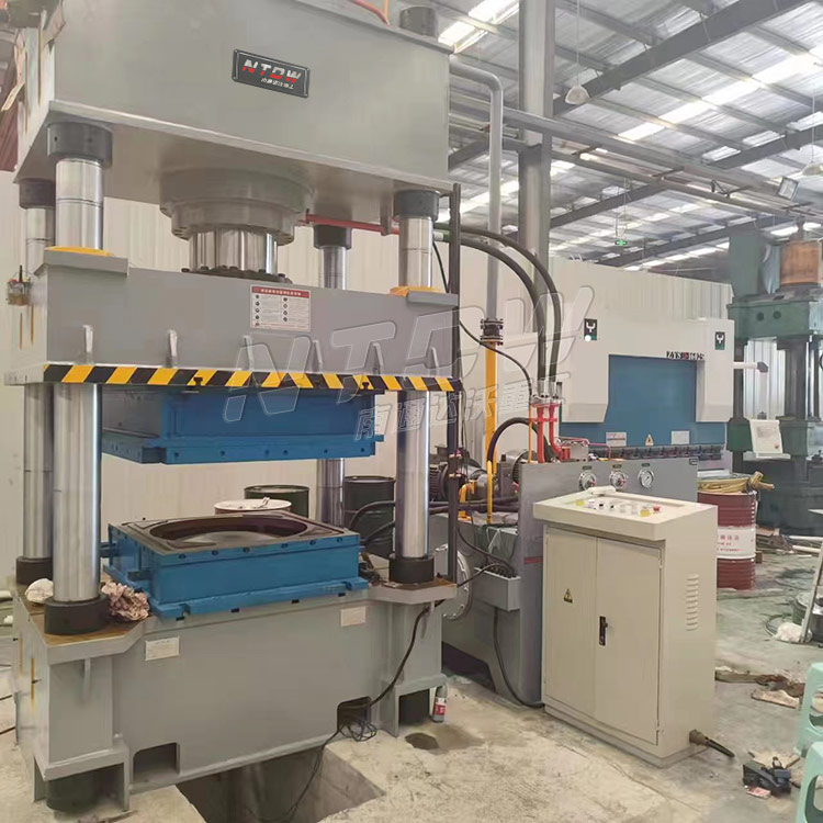 400噸(dun)四柱液(ye)壓機拉(la)伸不鏽(xiu)鋼水箱(xiang)闆現場(chang) 400噸四柱(zhu)液壓機(ji)拉伸不(bu)鏽鋼水(shui)箱闆現(xian)場