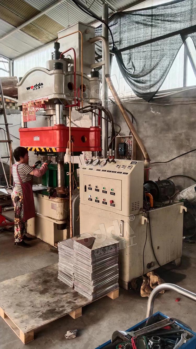 200噸不(bu)鏽鋼制(zhi)品拉伸(shen)液壓機(ji)客戶現(xian)場