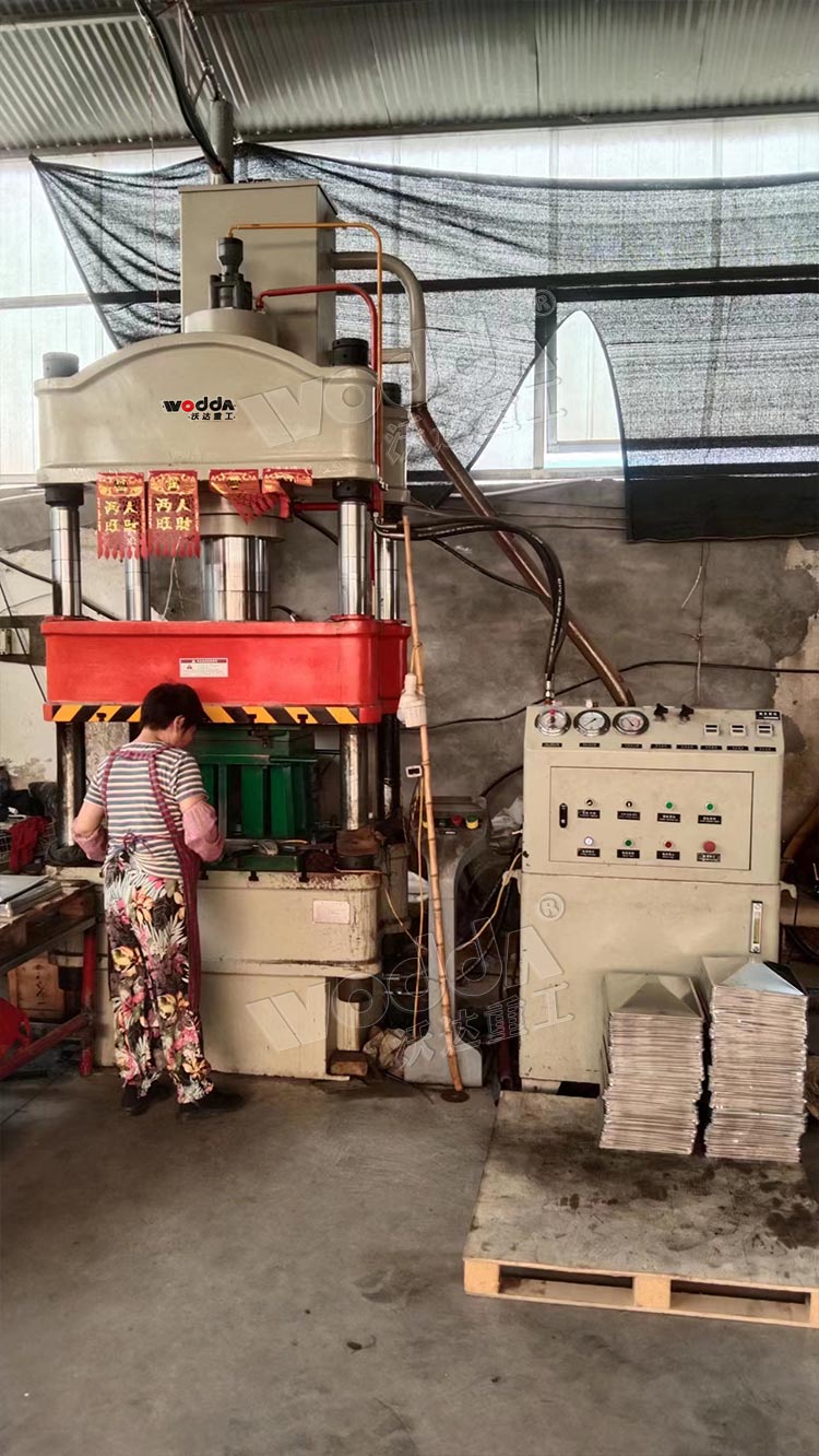 下頂缸(gang)式200噸拉(la)伸機