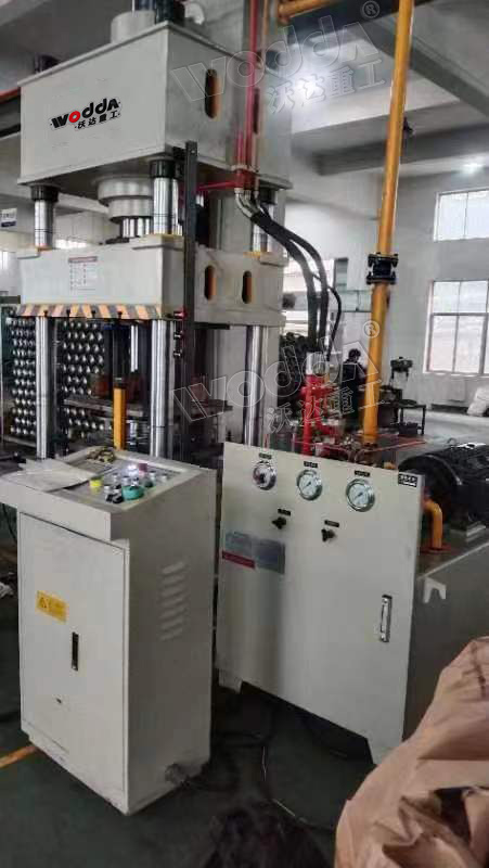 315噸四(si)柱拉伸(shen)液壓機(ji)