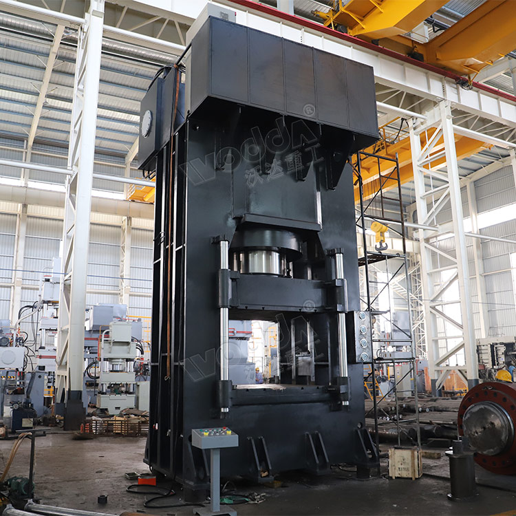 1800噸框(kuang)架式(shi)液壓(ya)機車(che)間調(diao)試