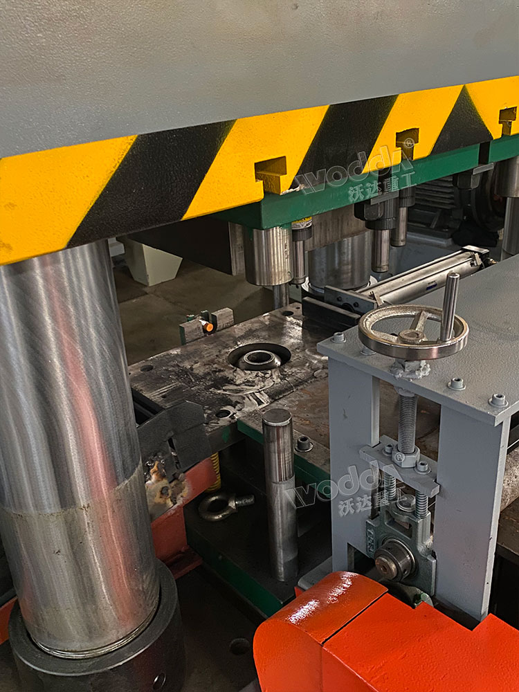 沖壓(ya)錨杆托(tuo)盤模具(ju)