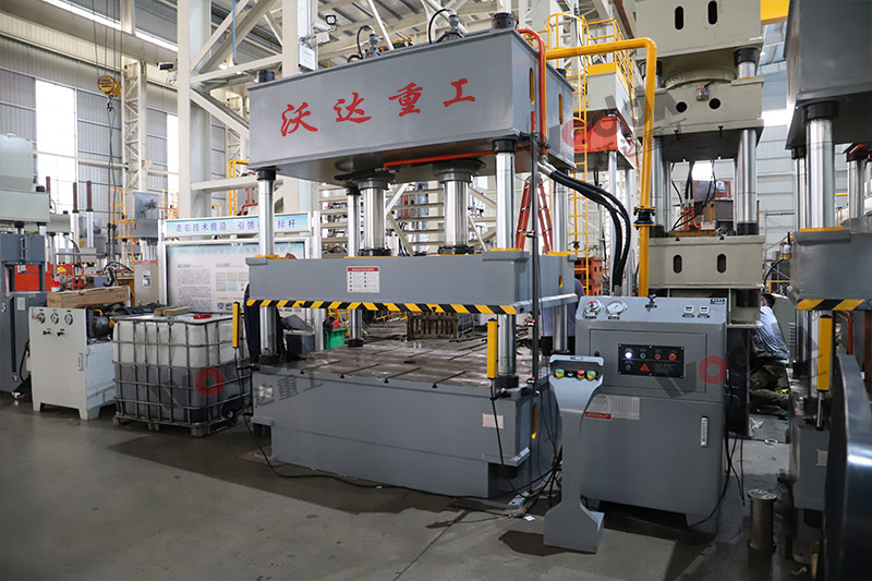 200噸三梁(liang)四柱液(ye)壓機