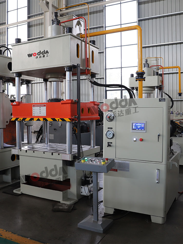 100噸四柱(zhu)液壓機車(che)間展示