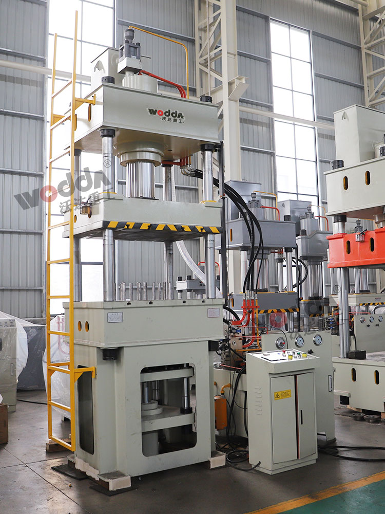 200噸拉(la)伸液壓(ya)機帶液(ye)壓墊