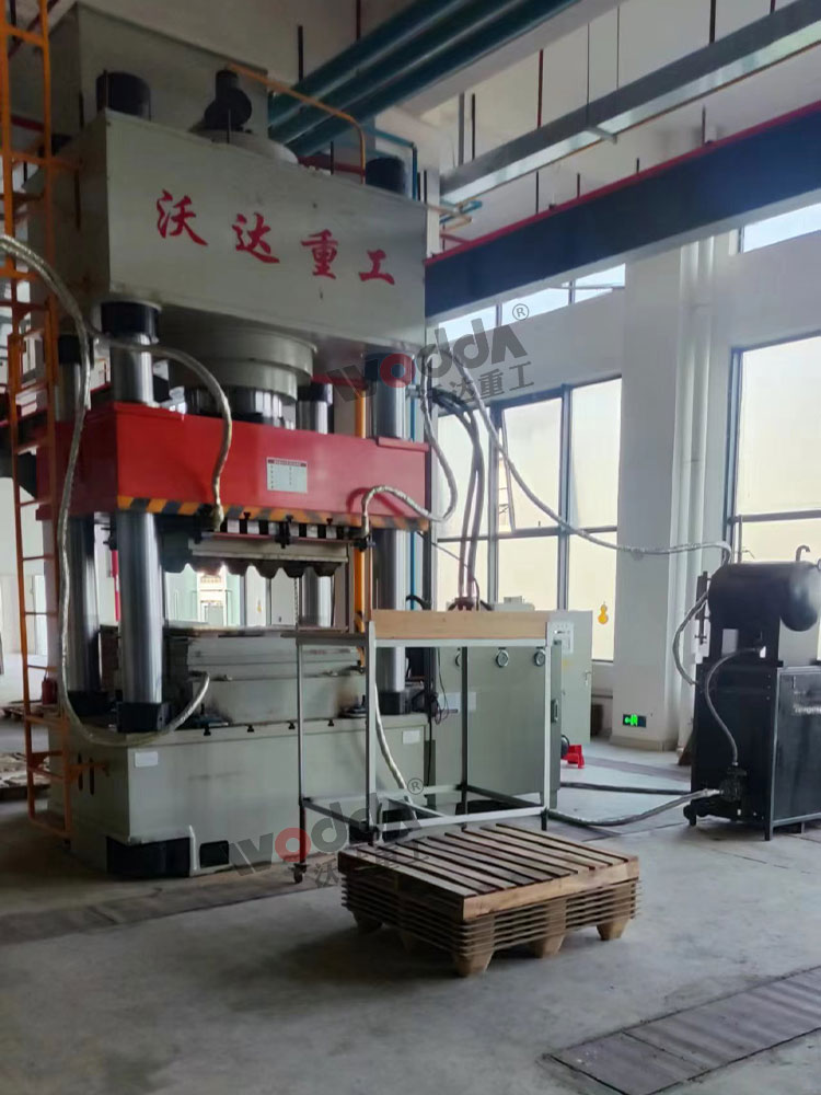 1000噸(dun)木屑托(tuo)盤液壓(ya)機客戶(hu)現場