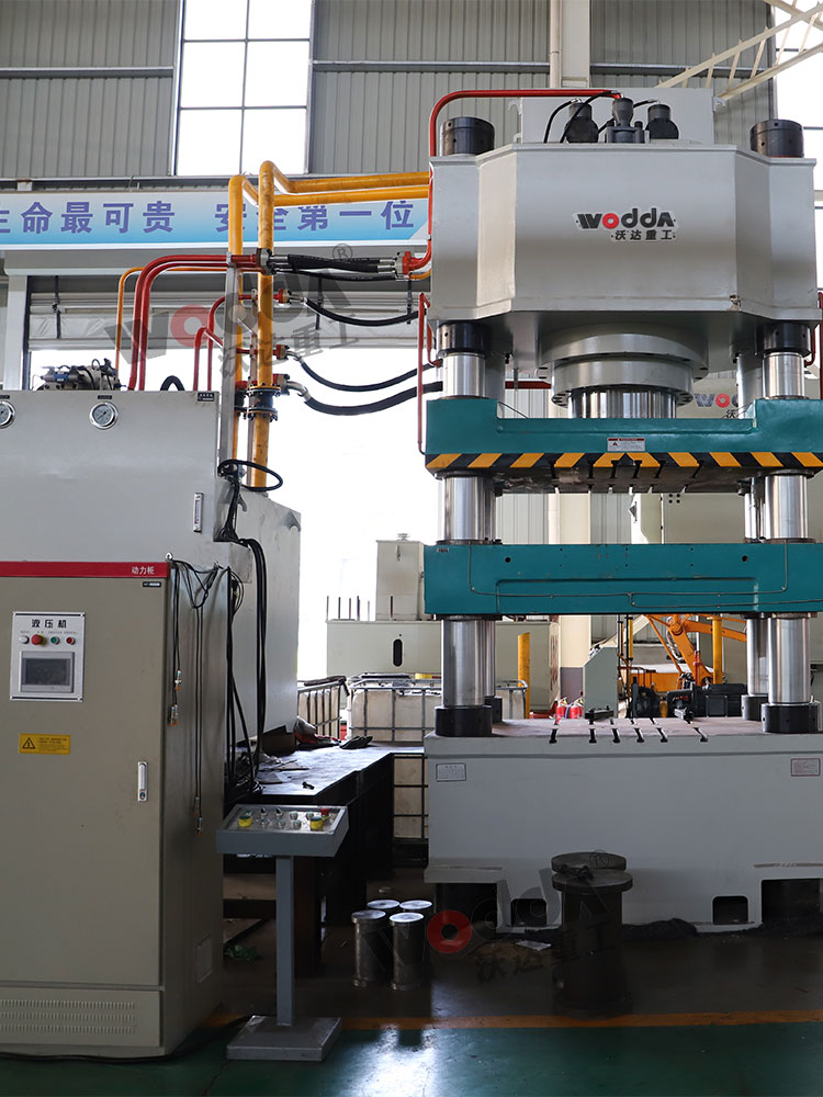 800噸牛(niu)羊舔磚(zhuan)液壓機(ji)車間實(shi)拍圖