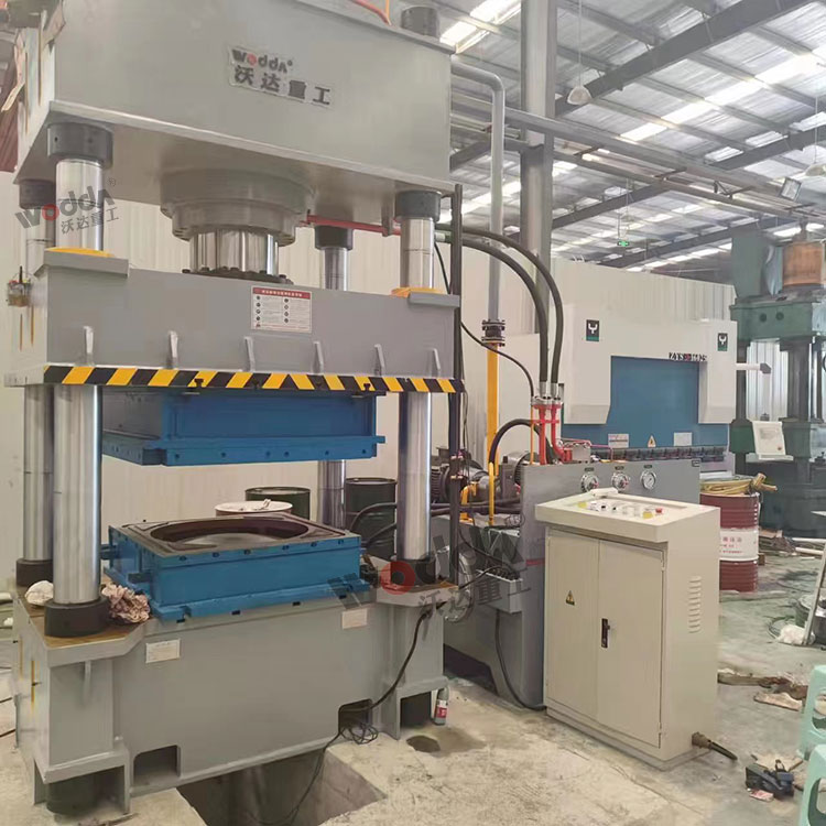 不(bu)鏽鋼水箱(xiang)闆拉伸成(cheng)型液壓機(ji)試壓