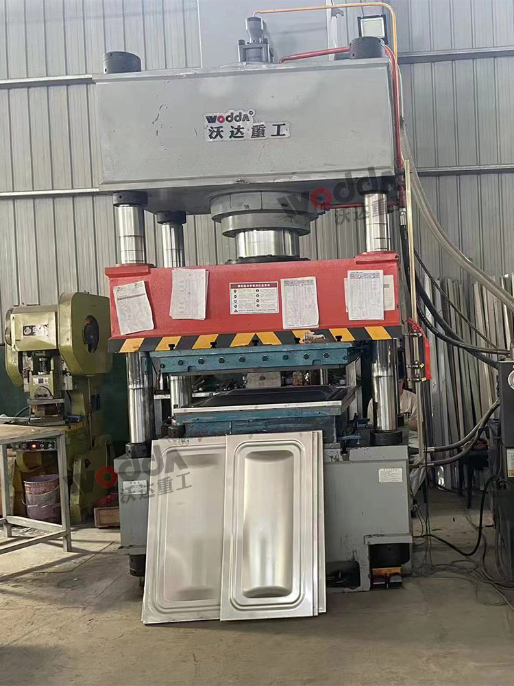 400噸(dun)巧克(ke)力水(shui)箱闆(pan)拉伸(shen)機