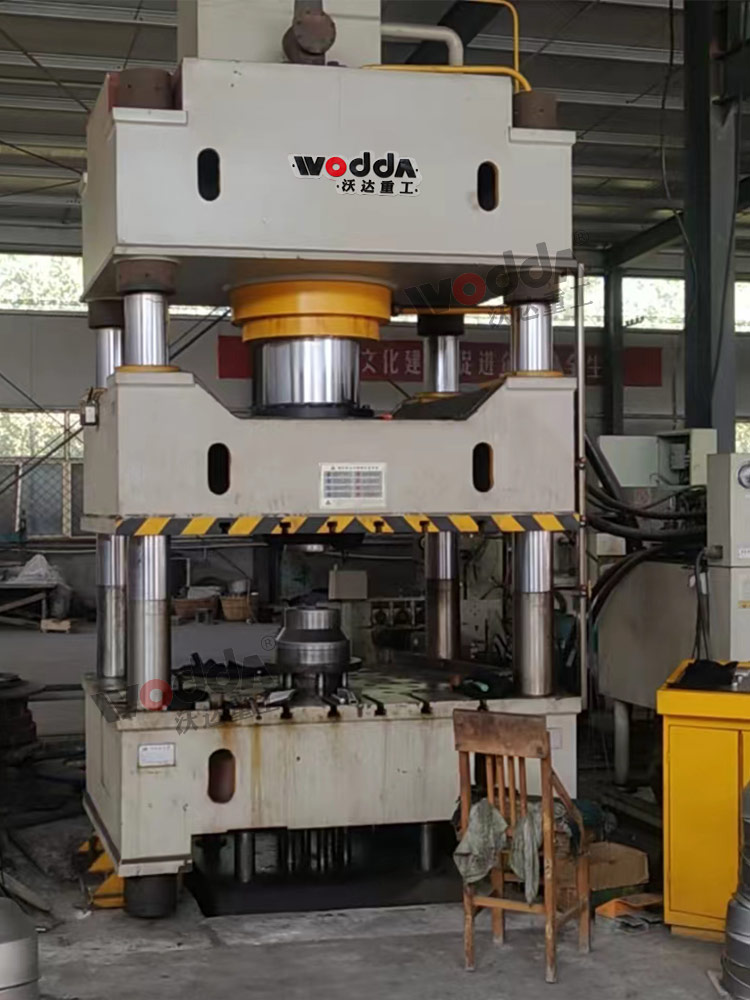 500噸(dun)不鏽(xiu)鋼白(bai)酒桶(tong)封頭(tou)拉伸(shen)機