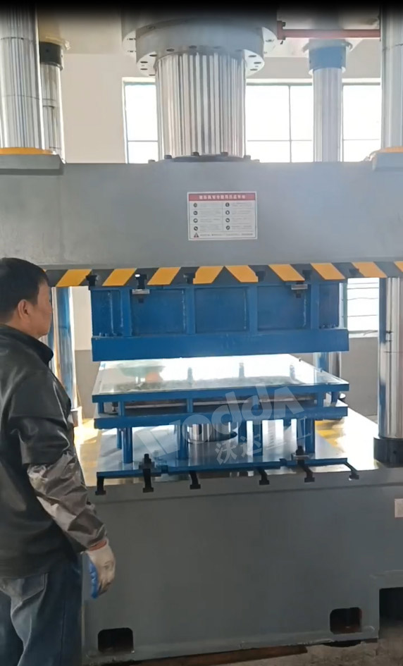 500噸液(ye)壓機拉伸(shen)米字形不(bu)鏽鋼水箱(xiang)闆