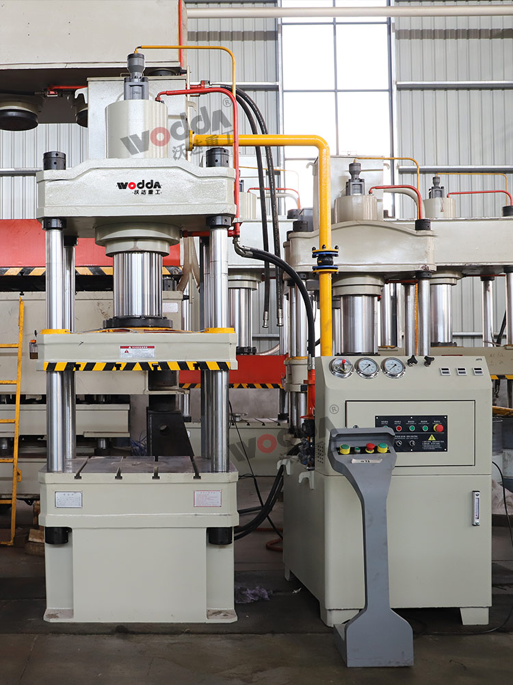 200噸四(si)柱拉伸(shen)機