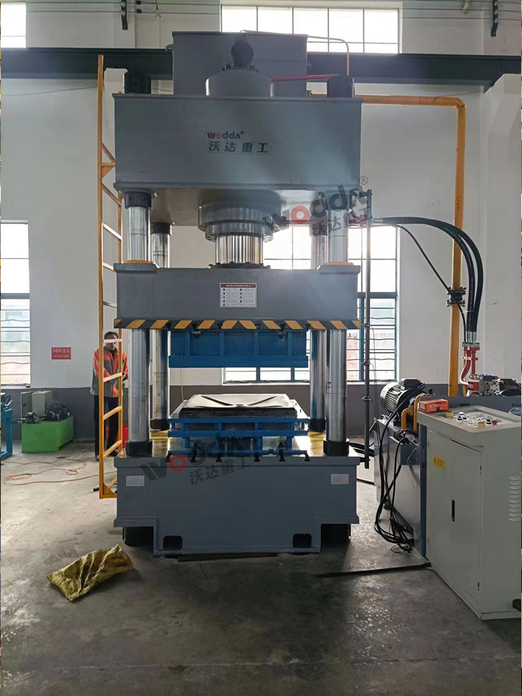 500噸不鏽(xiu)鋼米字(zi)形水箱(xiang)闆拉伸(shen)機